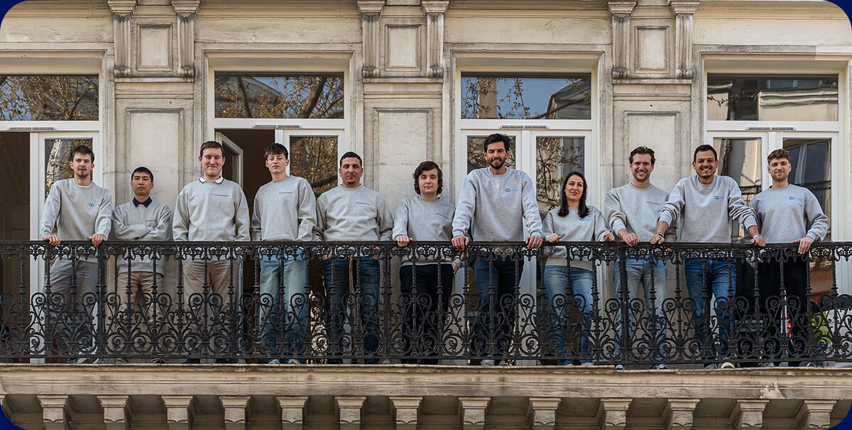 L'équipe de Lynx Business réunie au balcon de ses bureaux parisiens.